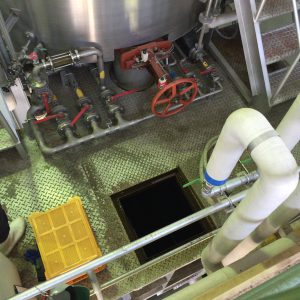 糖化槽(マッシュタン)から別の棟に糖化残渣を送るためのパイプ。一般人はなかなか見られない。