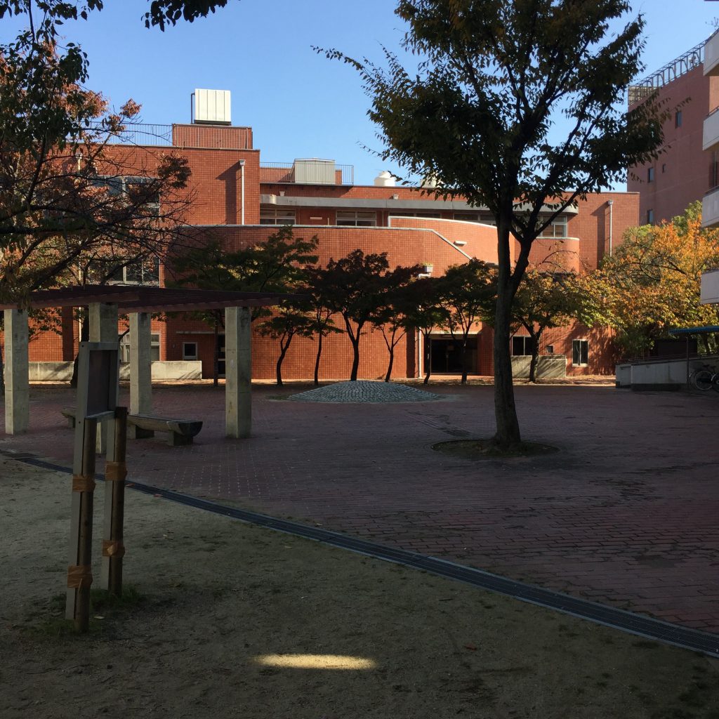摂津酒造の跡地は、大阪府の神ノ木駅の団地になってしまった。公演の一角にうず高く盛り上がるのは取水口の跡。