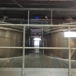 発酵槽(ウォッシュバック)が数多く並ぶ。奥に見えるのは温度調整用の蛇管(ジャケット)。