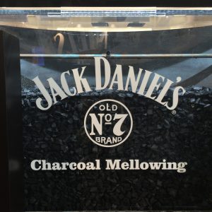 Jack Daniel'sに欠かせないチャコール・メローイング（サトウカエデの炭の濾過）工程のレプリカ。実際のものはこれが3メールの高さがある。