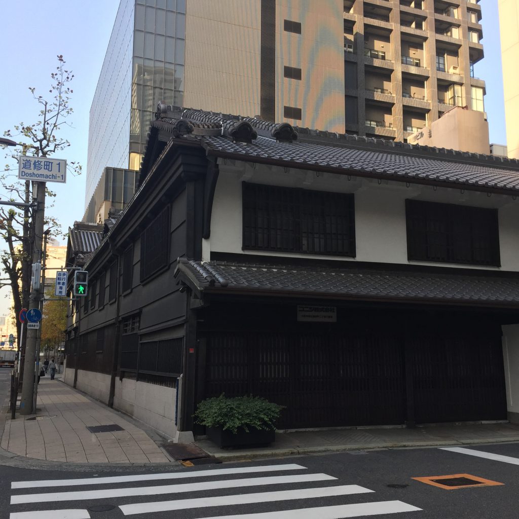 大阪道修町にある小西儀助商店の社屋。鳥井信治郎もこの近辺で丁稚として仕事に駆け回っていたことだろう。