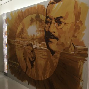 会場に展示されていた竹鶴政孝のボード。竹鶴が手に掴んでいるのはピートボグ?それと樽の内側、背景は宮城峡か?