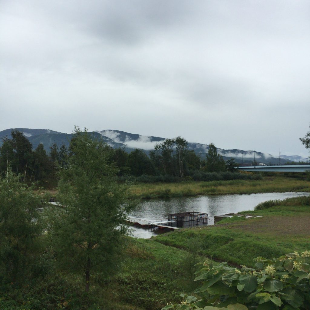 あゆ見荘のそばの余市川。昔はこのあたりに竹鶴政孝が樽職人に作らせた東屋があり、その場で鮎を釣って塩焼きし、客に食べさせたらしい。