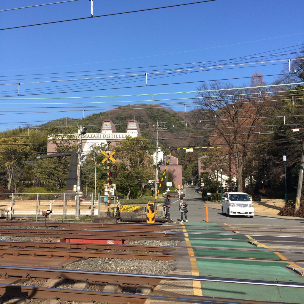 山崎蒸溜所の目前の線路。この上をポットスチルが運ばれた。