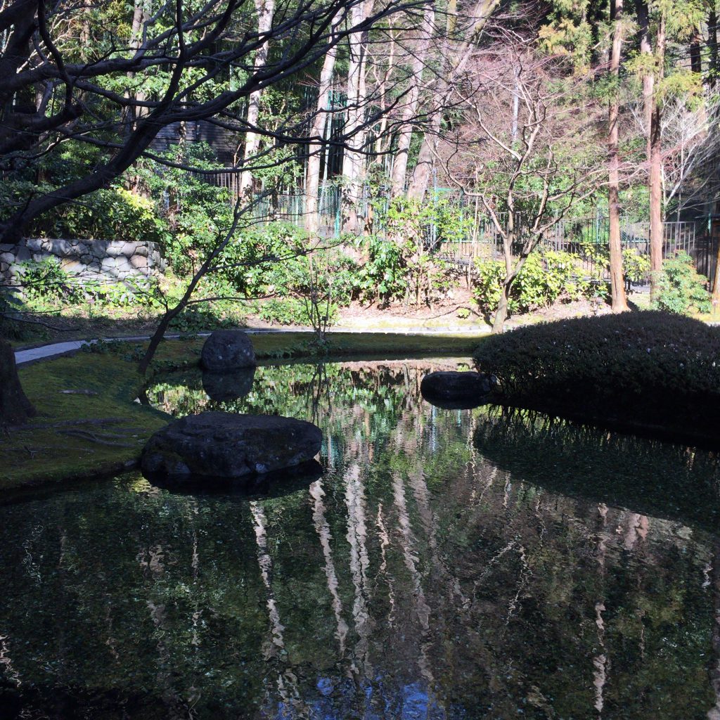 山崎蒸溜所の敷地内にある湧水公園。さすが宣伝に巧みなサントリー、抜かりありません。